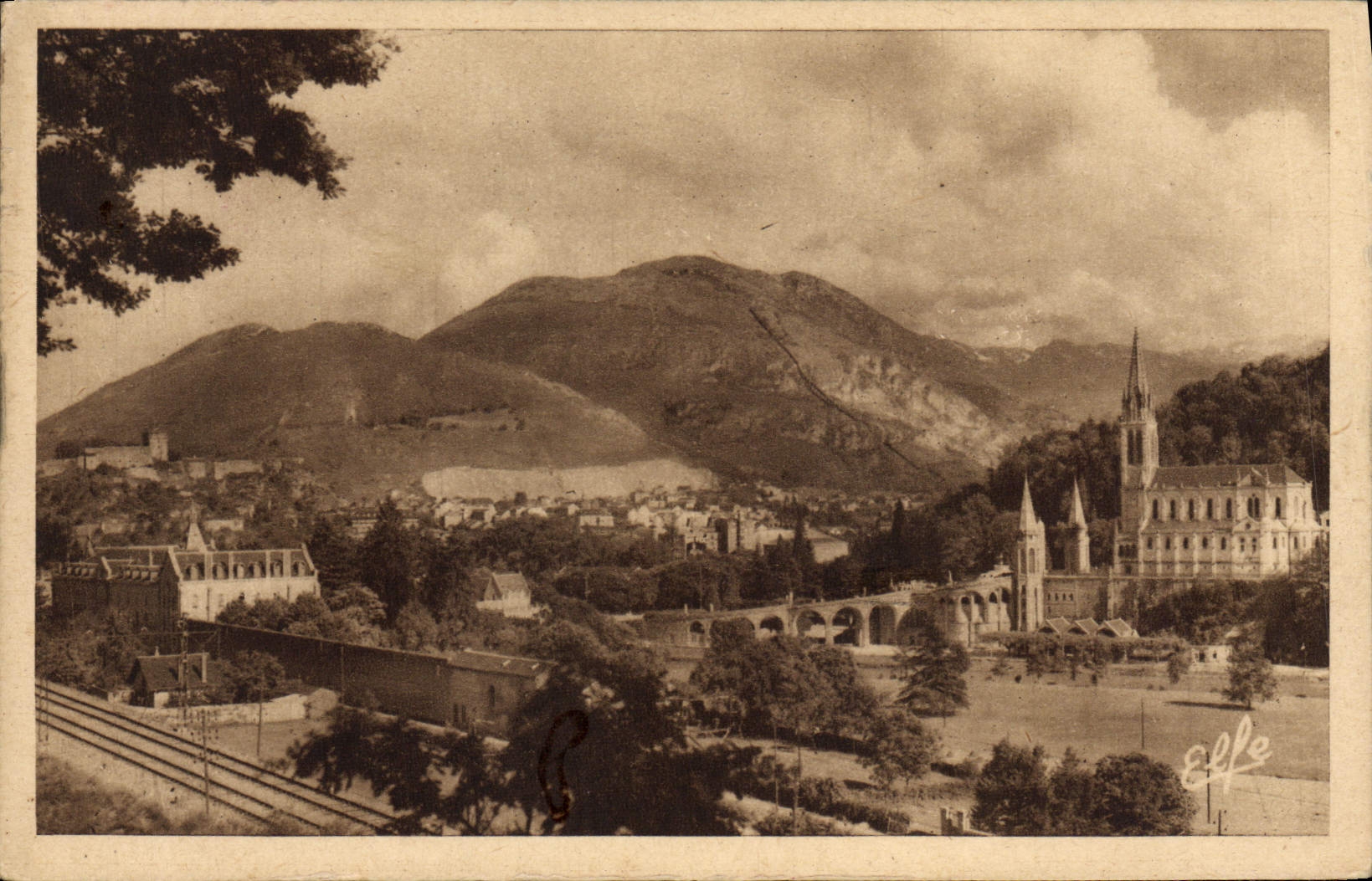 Lourdes — La Basilique et le Pic de Ger — Éditions Labouche Frères, Toulouse