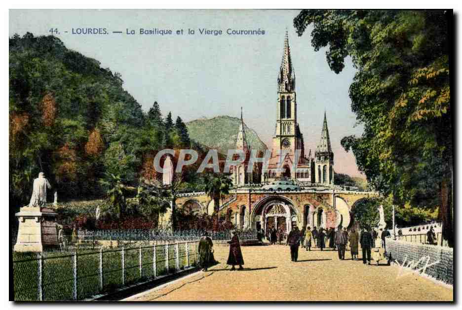 CPA Lourdes La Basilique et la Vierge Couronnee