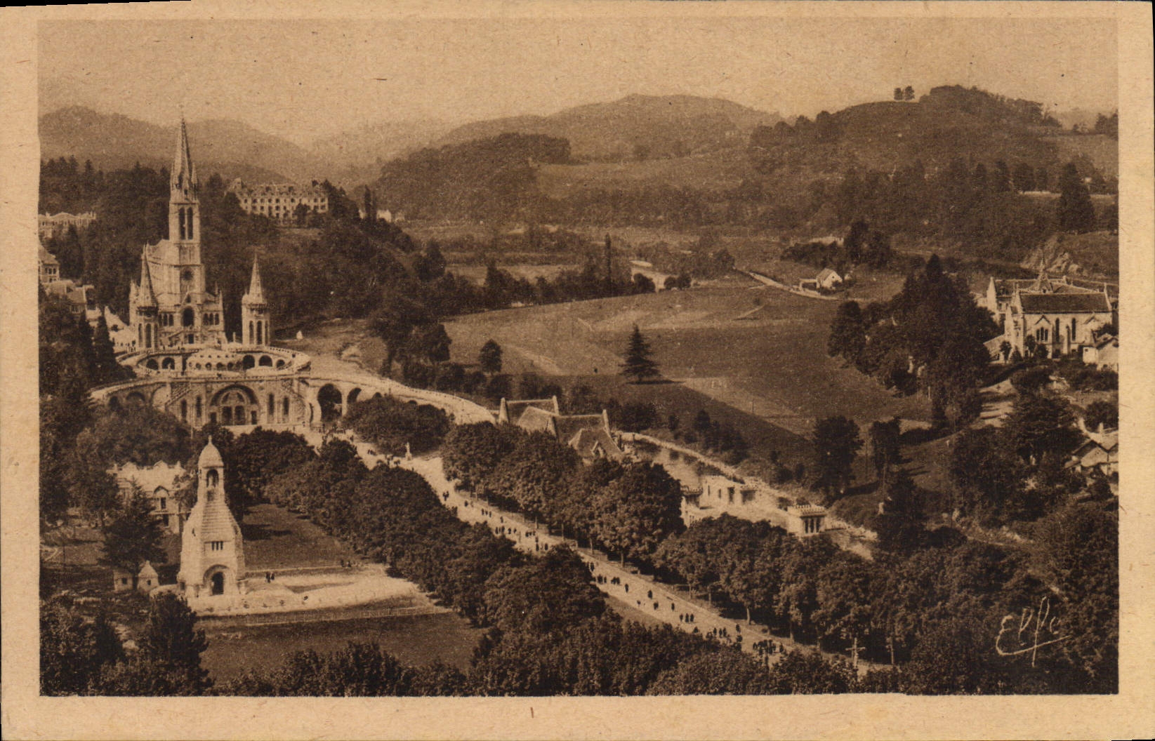 CPA Lourdes Vue Plangeante Sur L'Esplanade