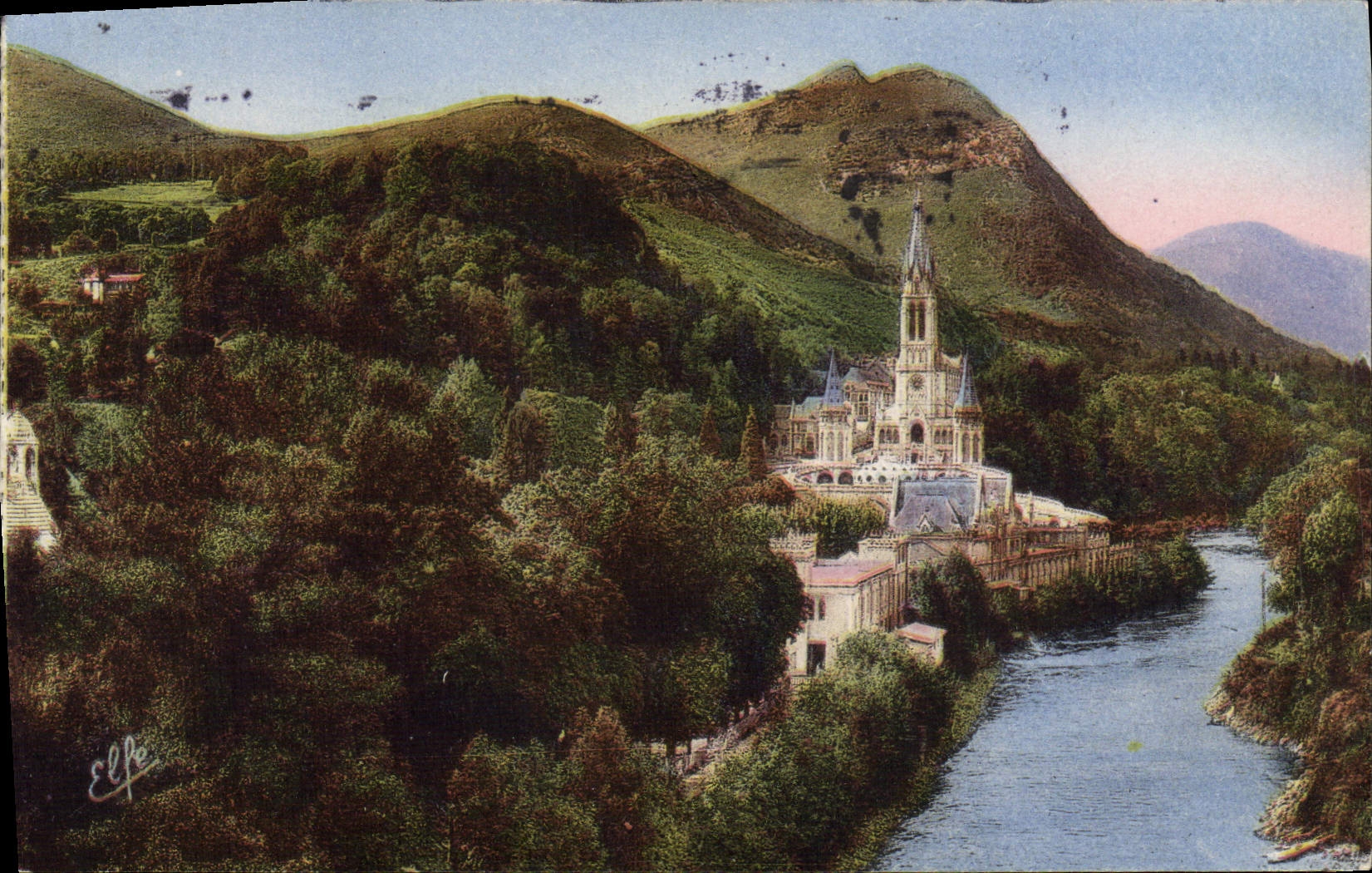 CPA Lourdes Le Gave et la Basilique