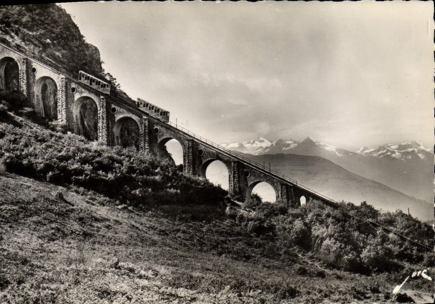 CPA Lourdes Le viaduc du Pic de Jer et les Pyrenees