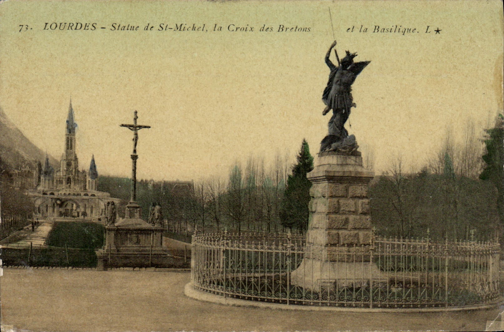 CPA Lourdes Statue de St Michel la Croix Des Bretons et la basilique 