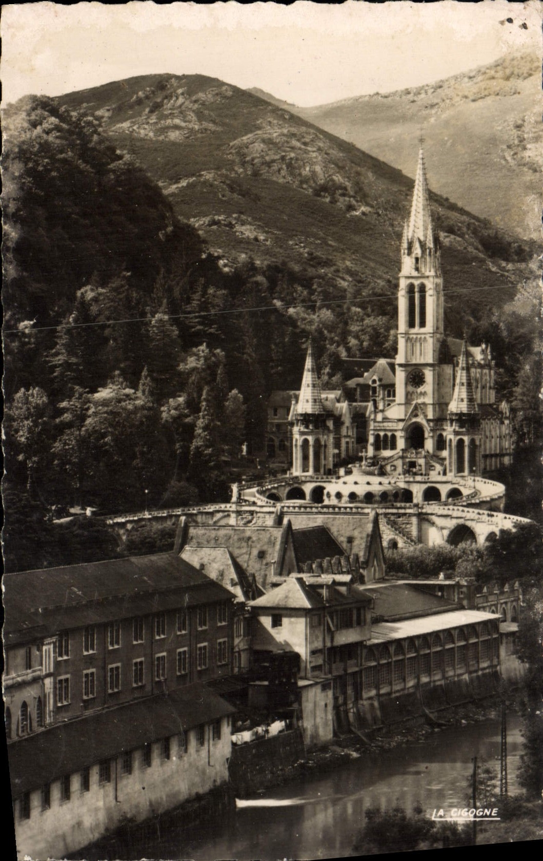 CPM Lourdes La Basilique et les batiments de l'Hospitalite
