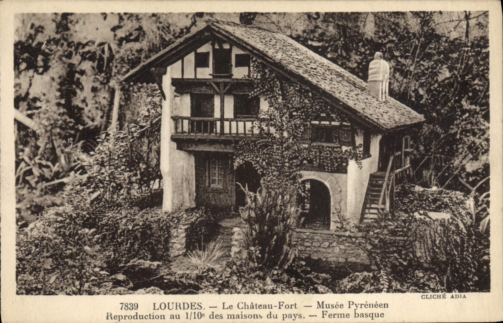 CPA Lourdes La Chateau Fort Musee Pyreneen Reproduction au 1/10eme des maisons du pays Ferme basque 