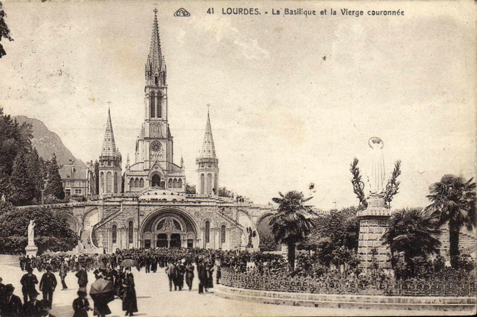CPA Lourdes La Basilique Et La Vierge Couronnee