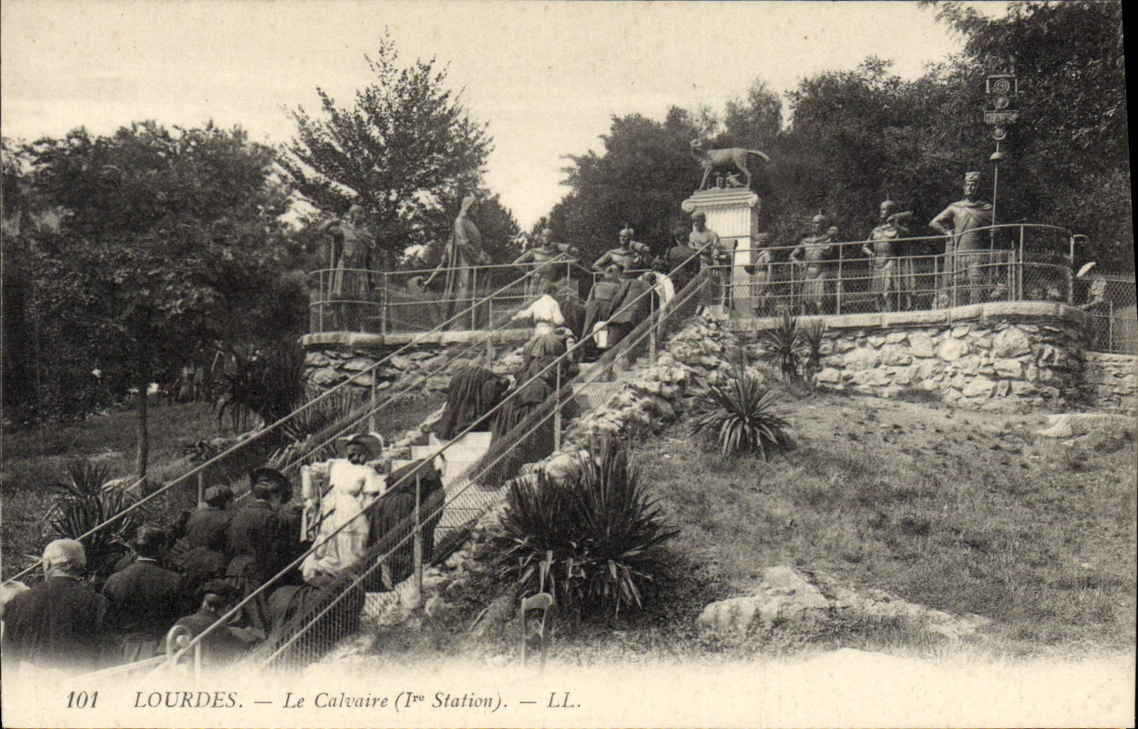 CPA Lourdes Le Calvaire 1ere station