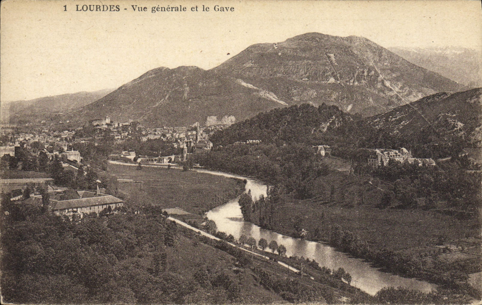 CPA Lourdes Vue Generale Et Le Gave