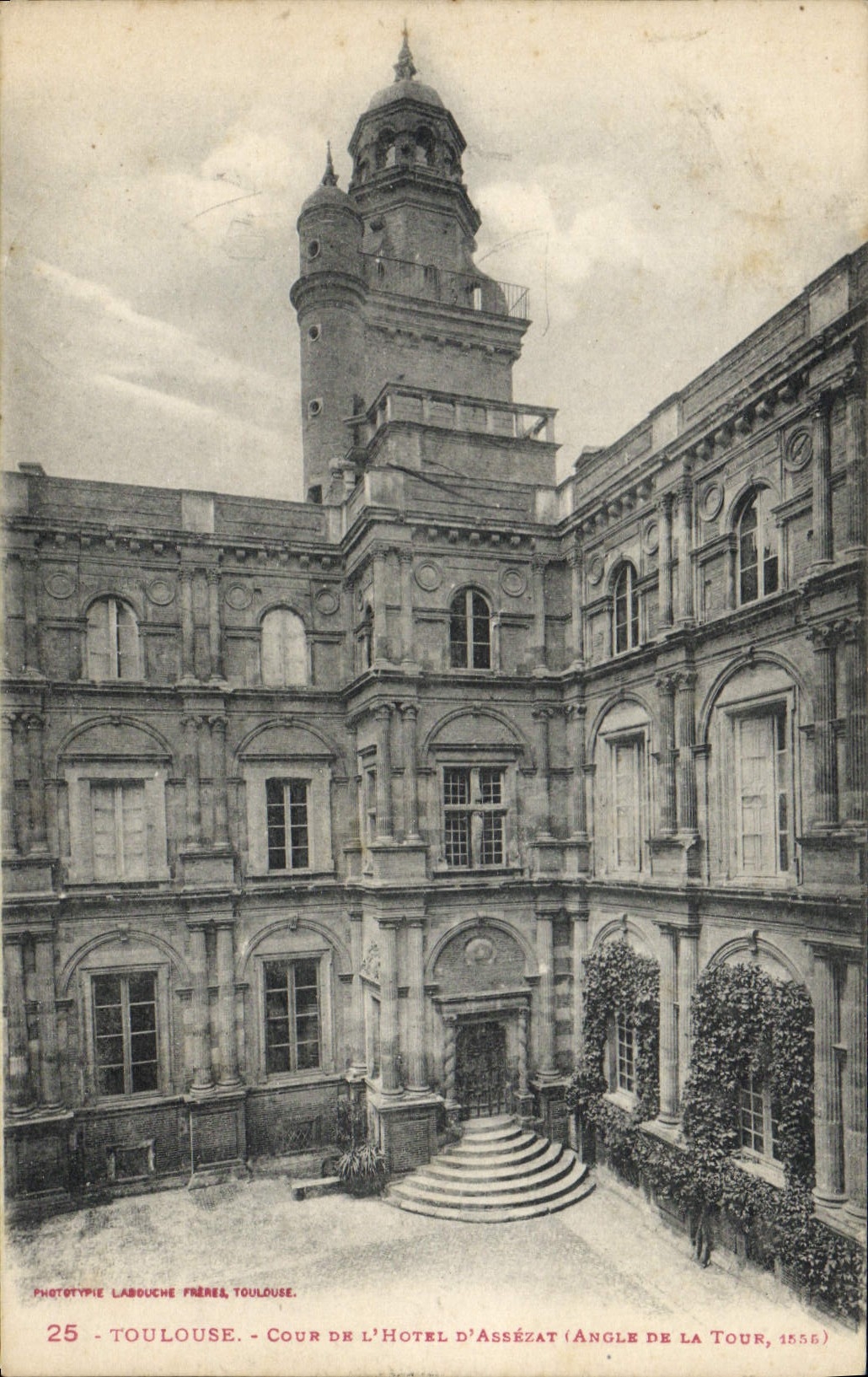 CPA Toulouse Cour De L'Hotel D'Assezat Angle de la tour