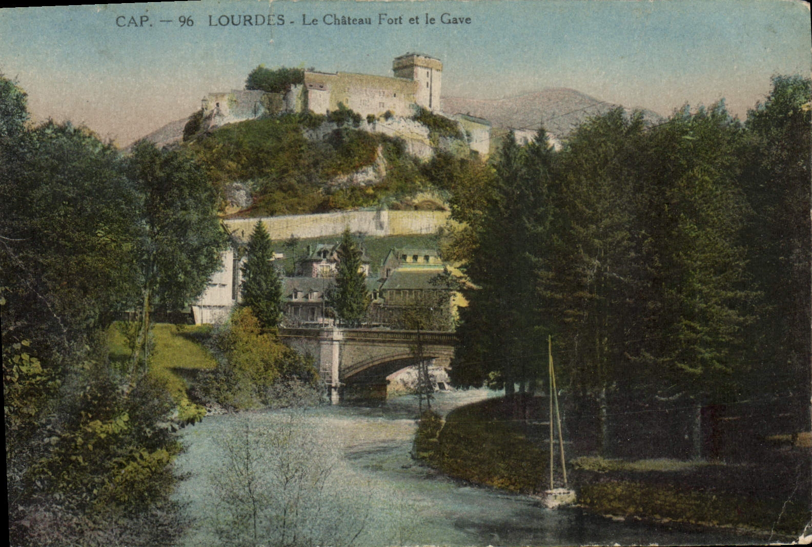 CPA Cap Lourdes Le Chateau Fort Et Le Gave
