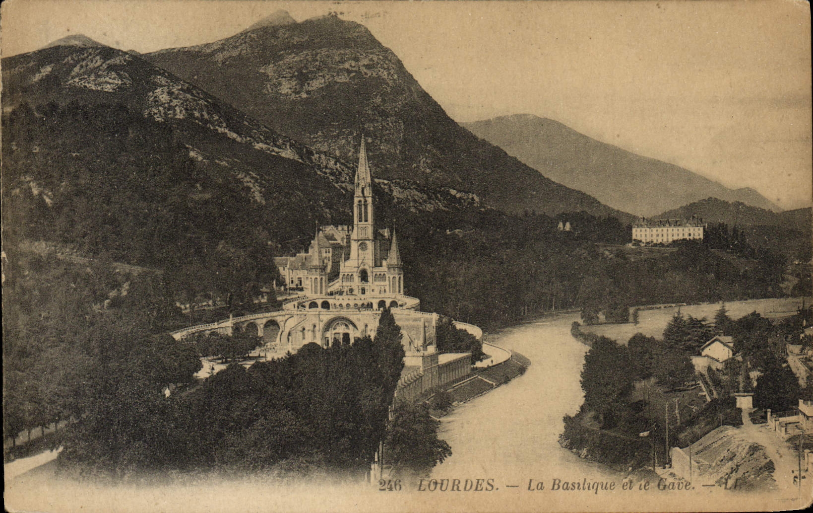 CPA Lourdes La Basilique Et Le Gave