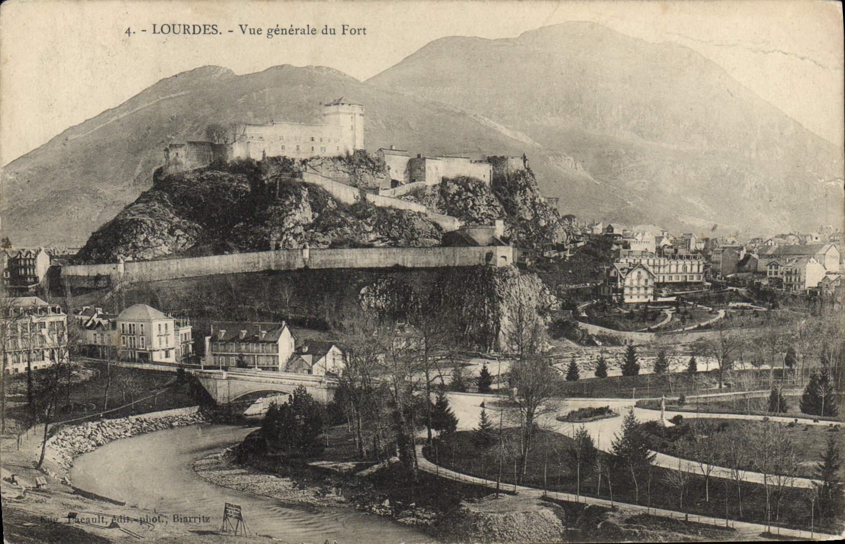 CPA Lourdes Vue Generale du fort
