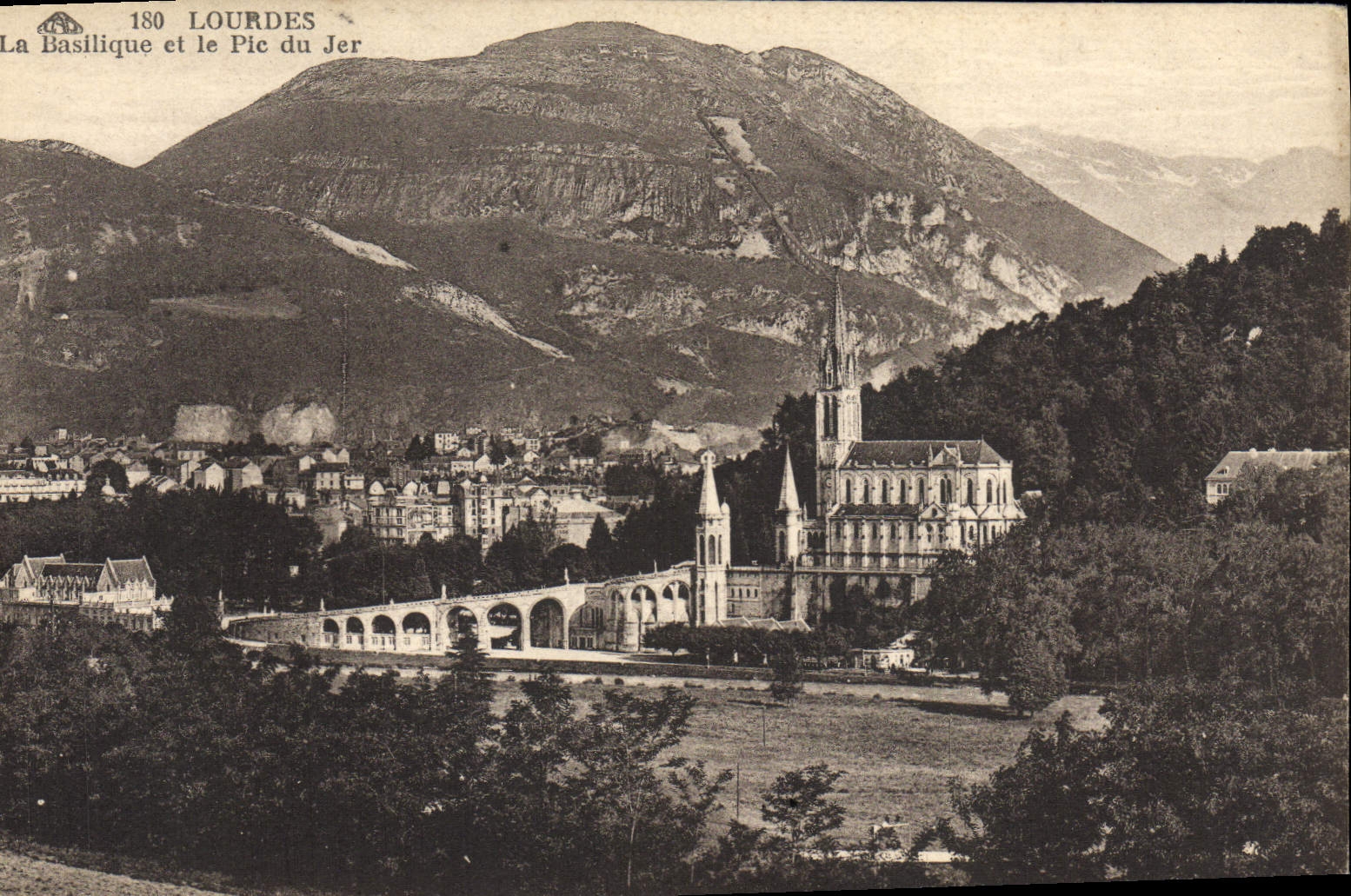 Lourdes — La Basilique et le Pic du Jer — Éditeur : S. Absoléono dan Arts P. Phaniquques, Strasbourg