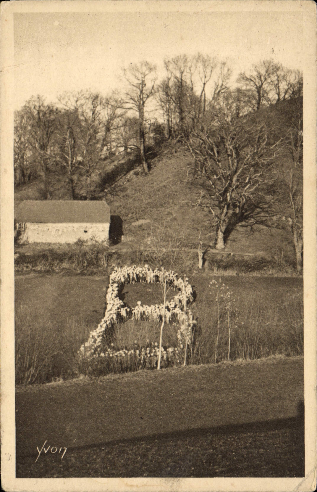 CPA Lourdes Les Bernadettes a Lourdes Le B symbolique pres de la bergerie 