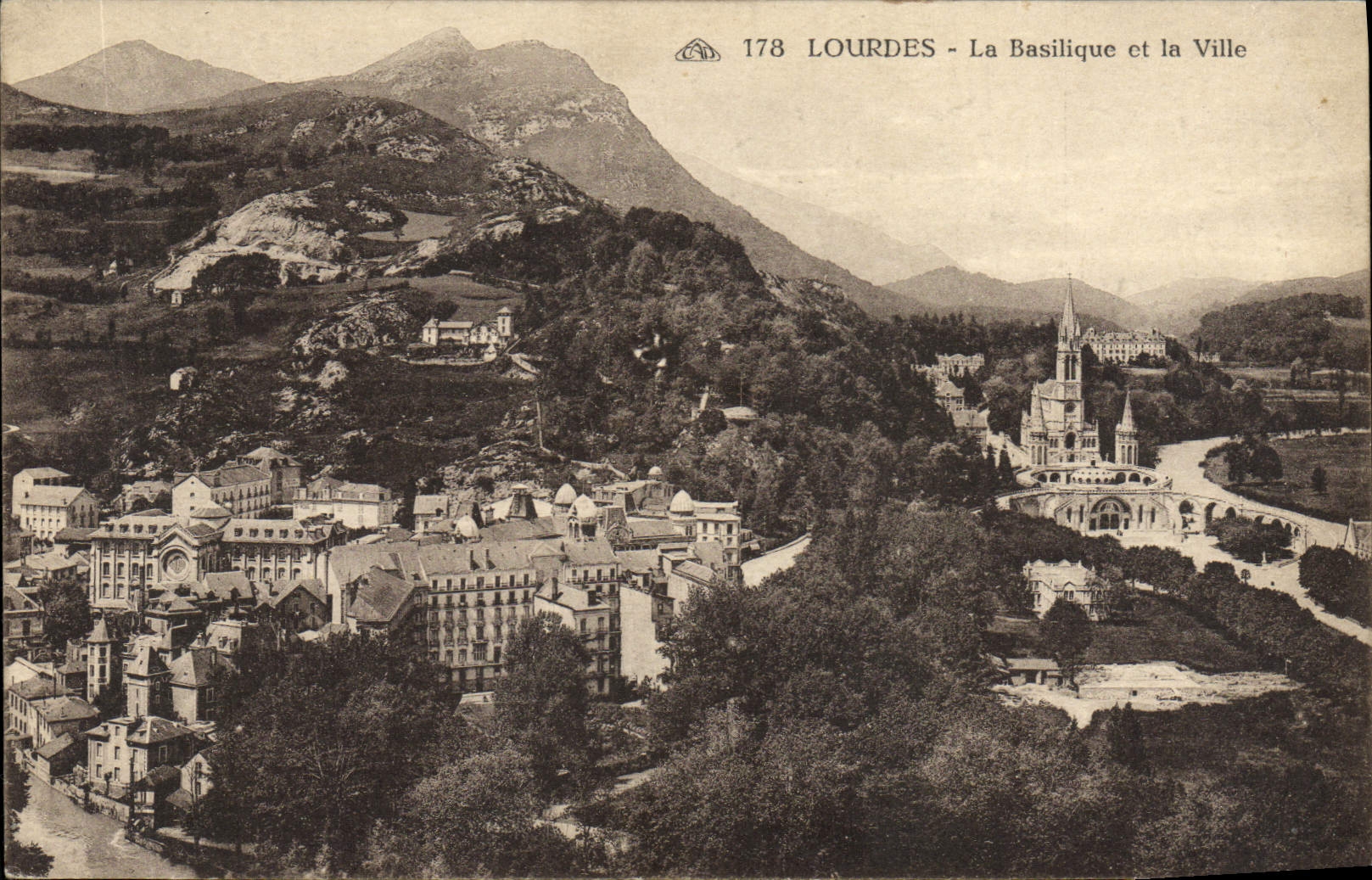 CPA Lourdes La Basilique Et La Ville