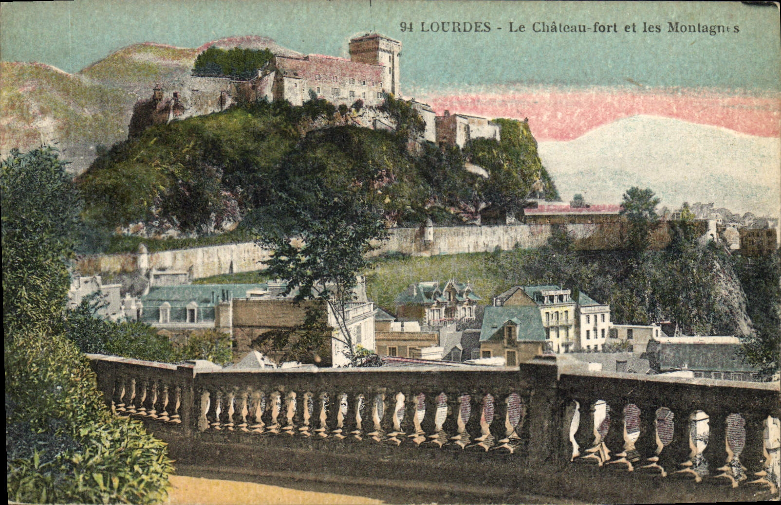 CPA Lourdes Le Chateau Fort Et Les Montagnes