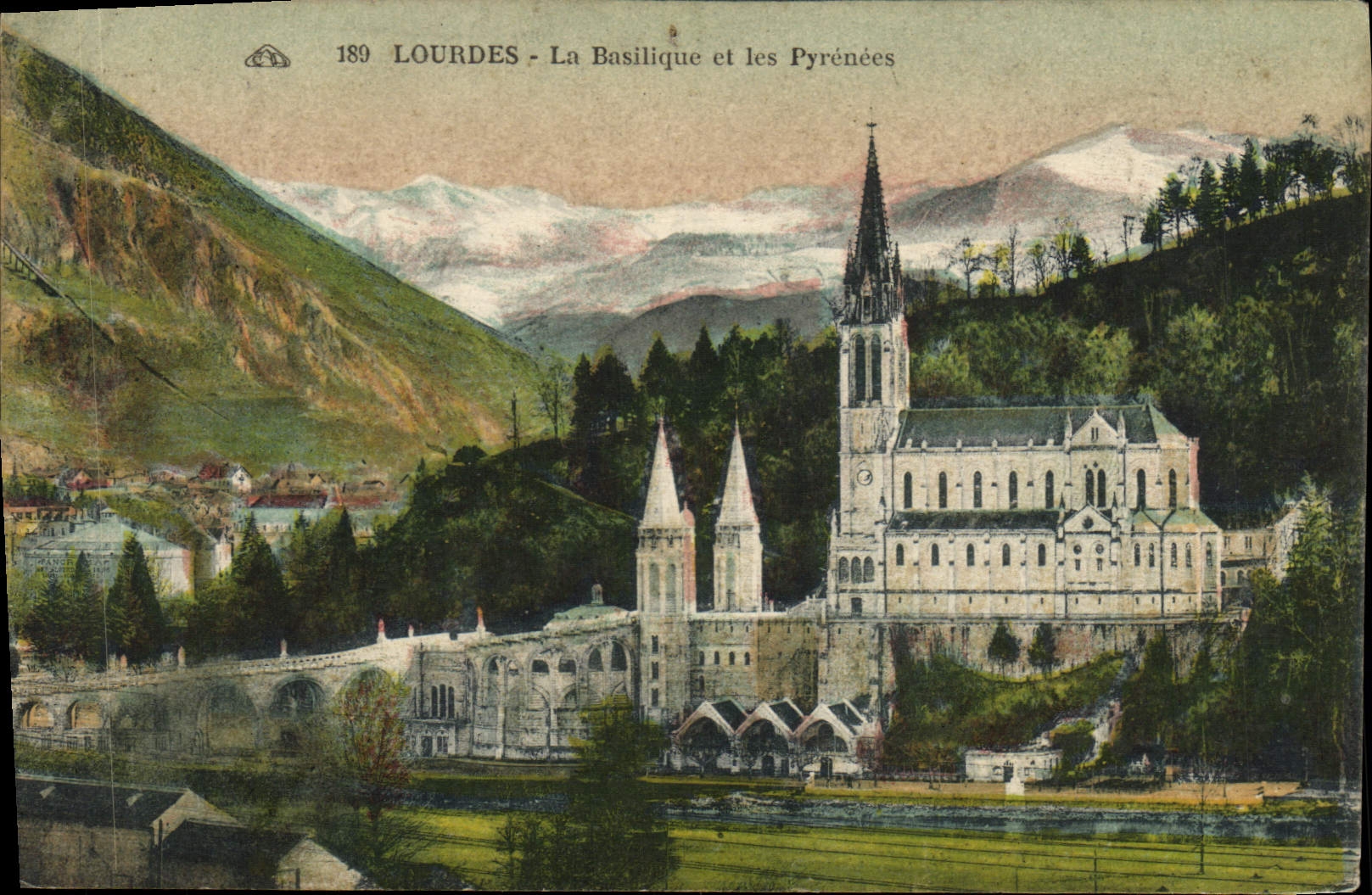 CPA Lourdes La Basilique Et Les Pyrenees