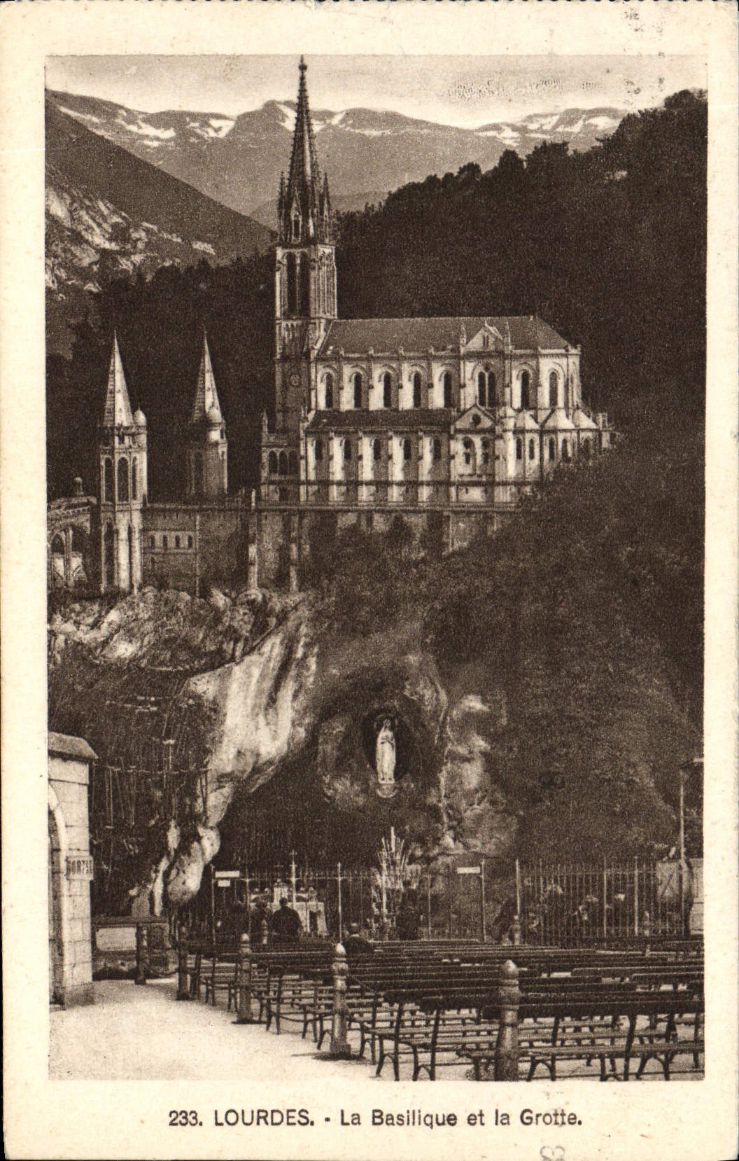 CPA Lourdes La Basilique Et La Grotte