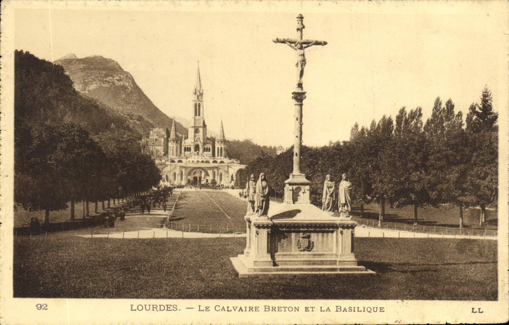 CPA Lourdes Le Calvaire Breton Et La Basilique