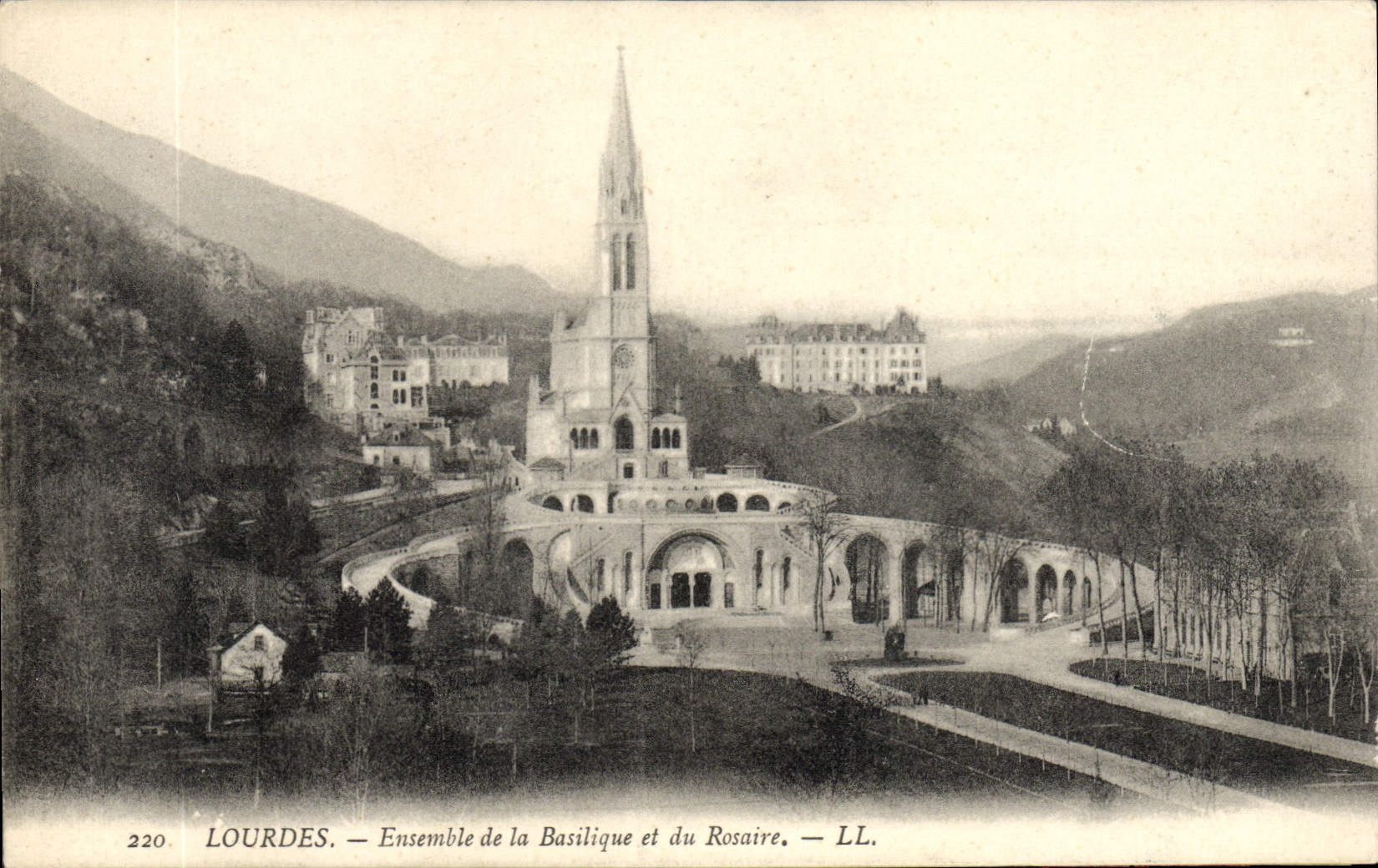 CPA Lourdes Ensemble De La Basilique Et Du Rosaire