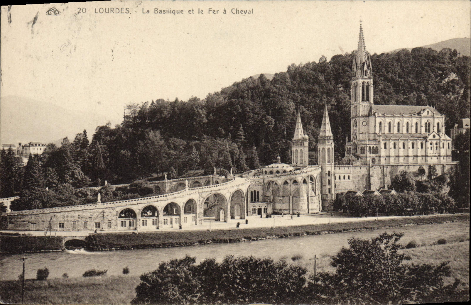 CPA Lourdes La Basilique et le fer a cheval