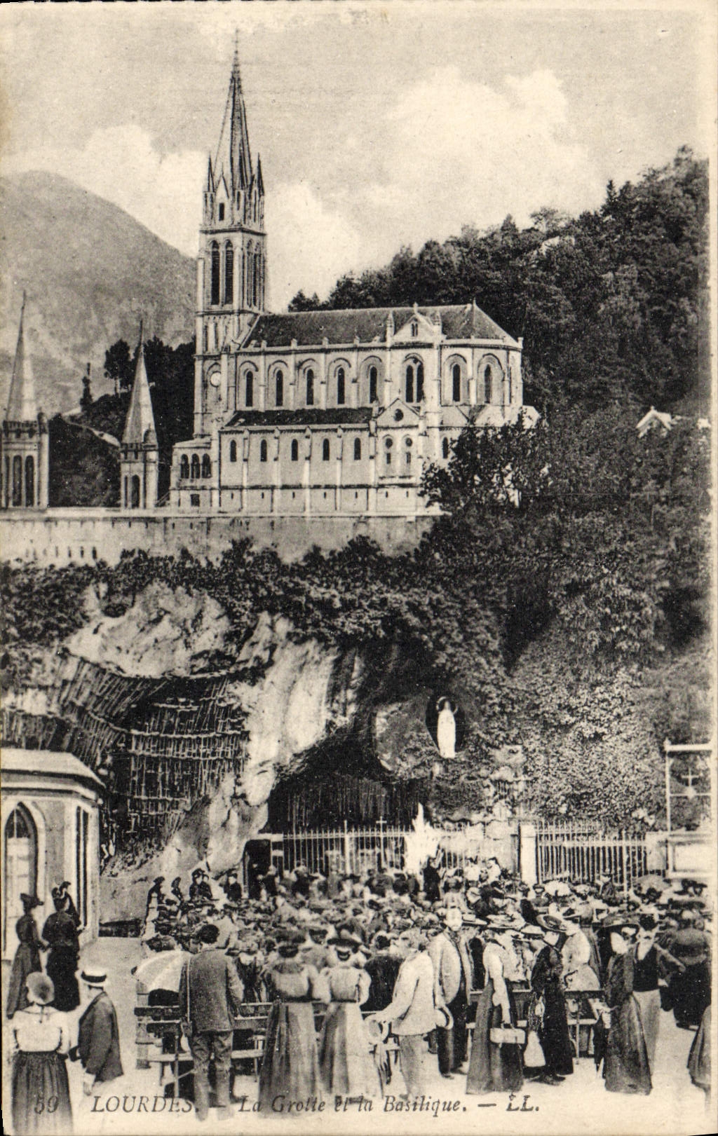 CPA Lourdes La Grotte Et La Basilique