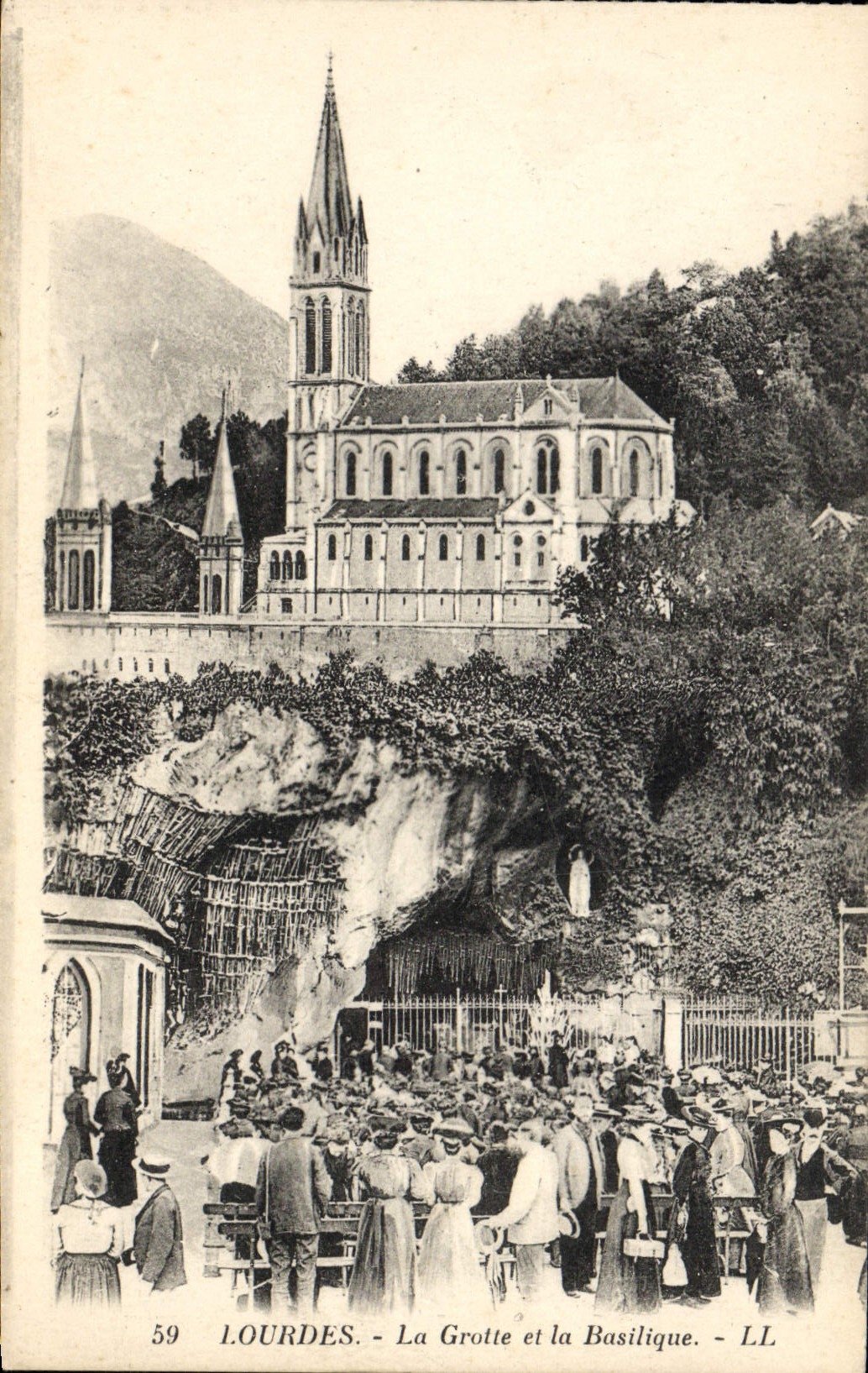 CPA Lourdes La Grotte Et La Basilique