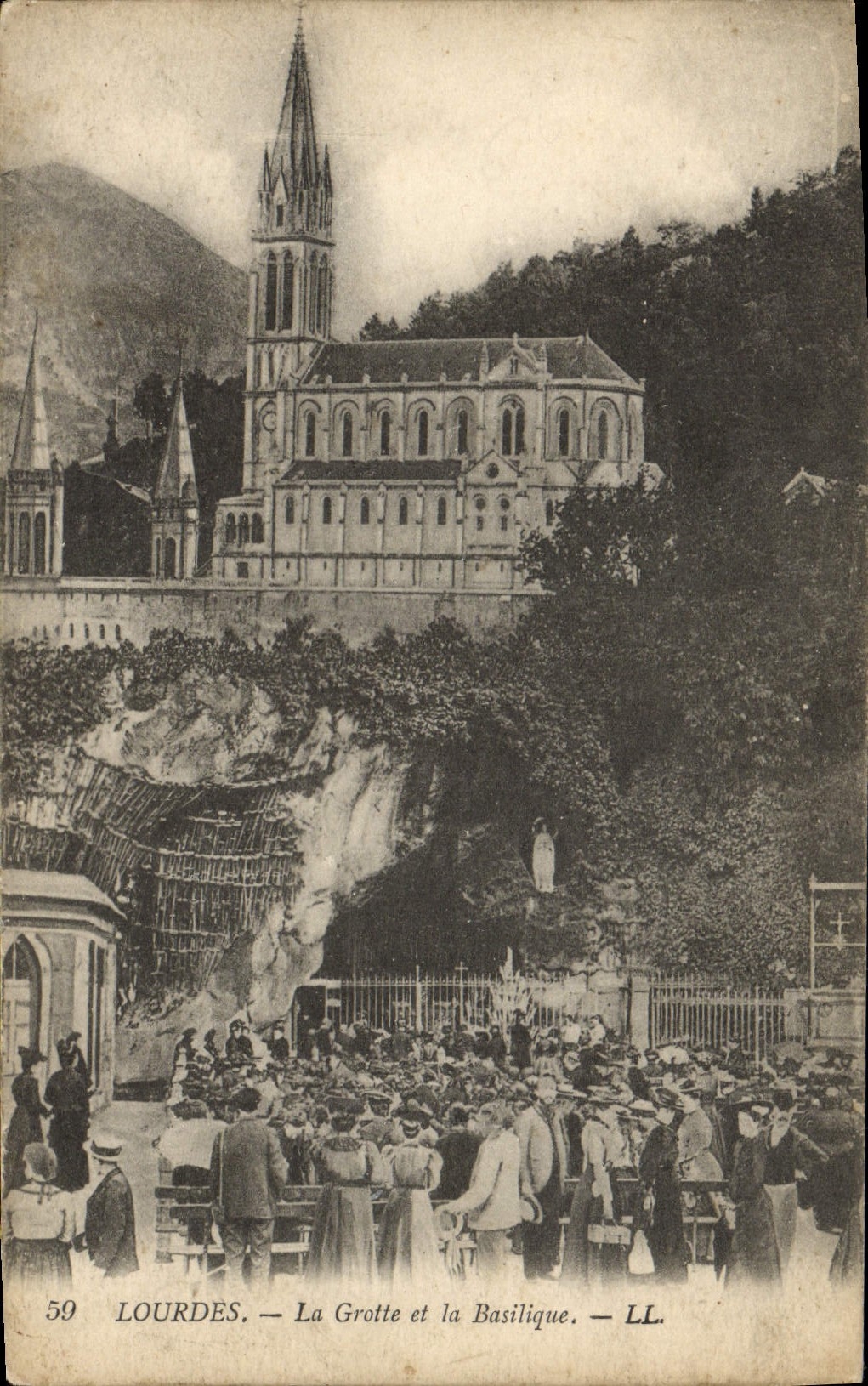 CPA Lourdes La Grotte Et La Basilique