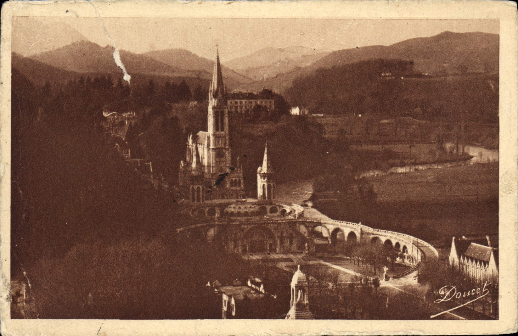 CPA Lourdes La Basilique Vue Du Chateau Fort