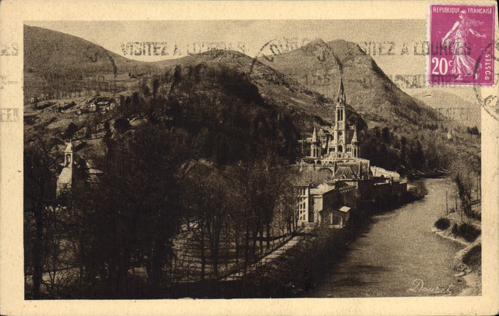 CPA Lourdes La Basilique Et Le Monument Interallie