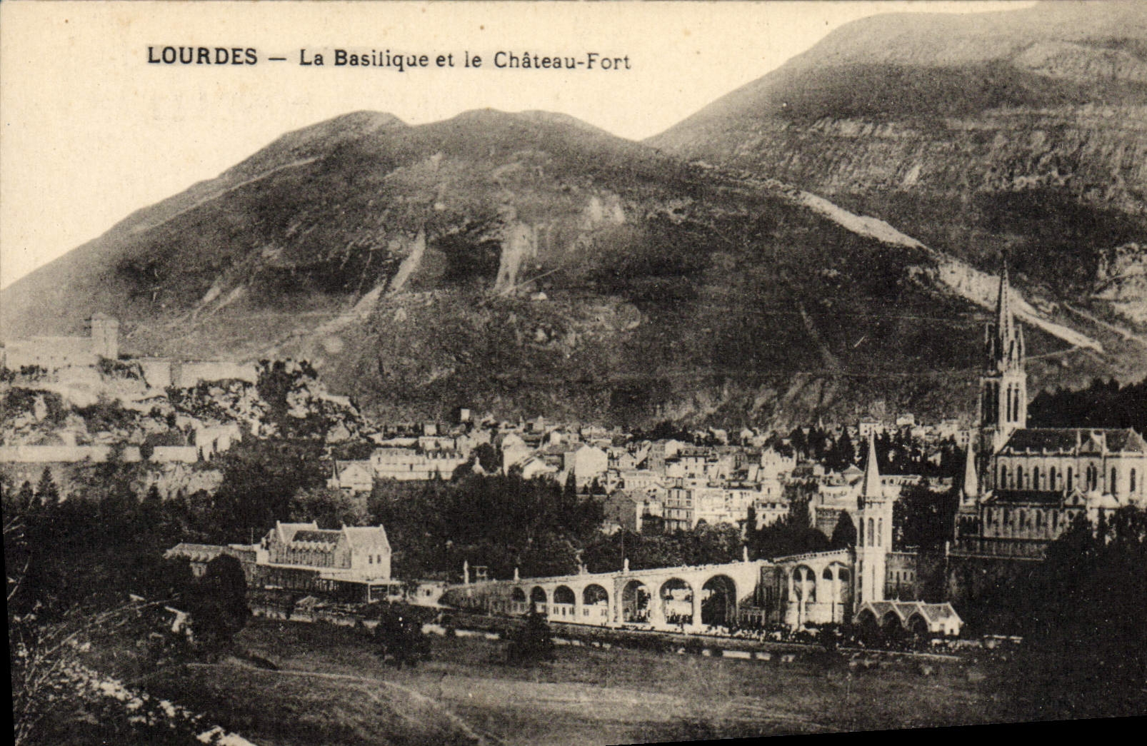 CPA Lourdes La Basilique Et Le Chateau Fort