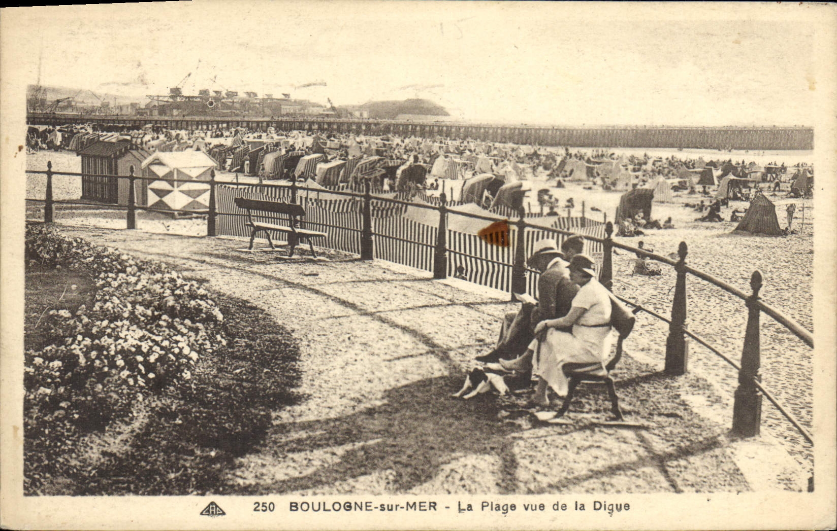Boulogne-sur-Mer - La Plage vue de la Digue — CP des Arts Photomécaniques, n° 250