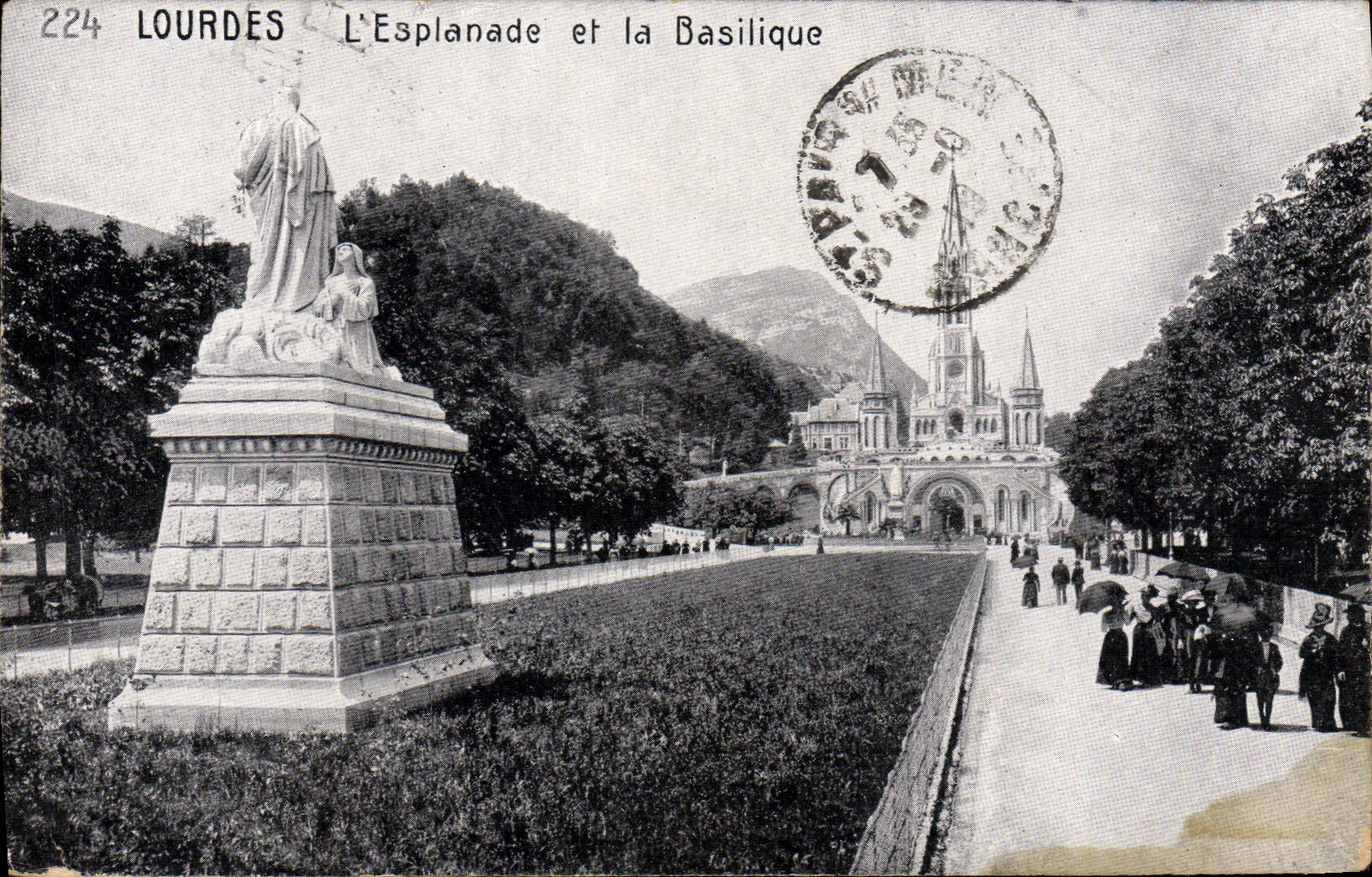 CPA Lourdes L'Esplanade Et La Basilique