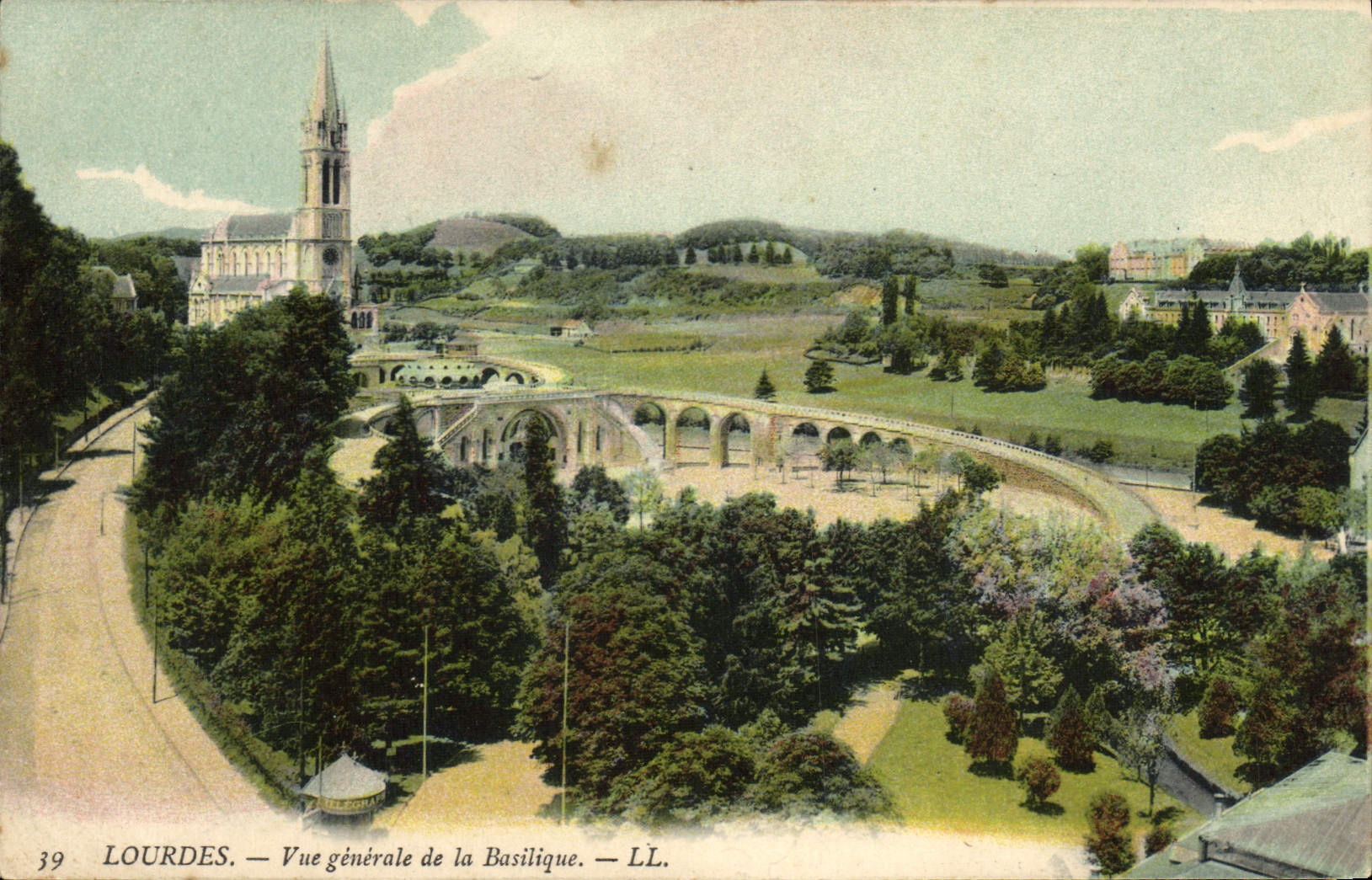 CPA Lourdes Vue Generale De La Basilique