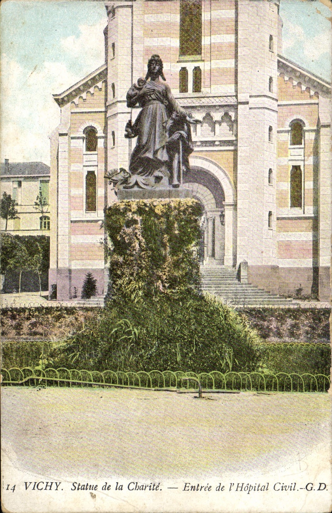 CPA Vichy Statue De La Charite Entree De I'Hopital civil