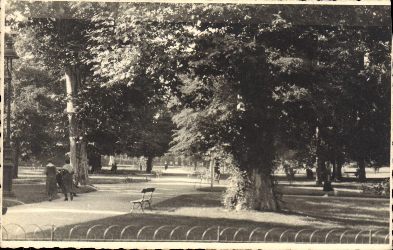 CPA Vichy Jardin
