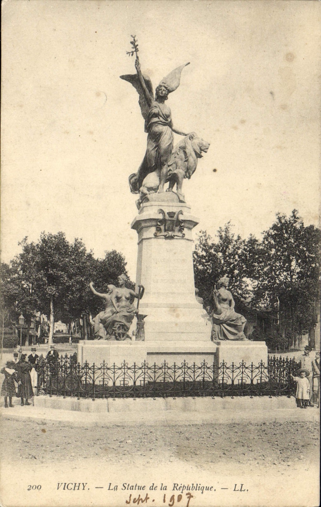CPA Vichy La Statue De La Republique