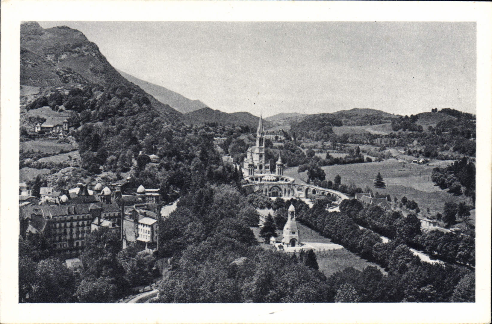 CPA Lourdes Vue d'ensemble sur la Basilique et le Calvaire prise du Chateau Fort 