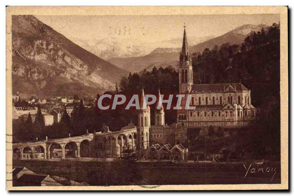 CPA Lourdes La Basilique et les montagnes 