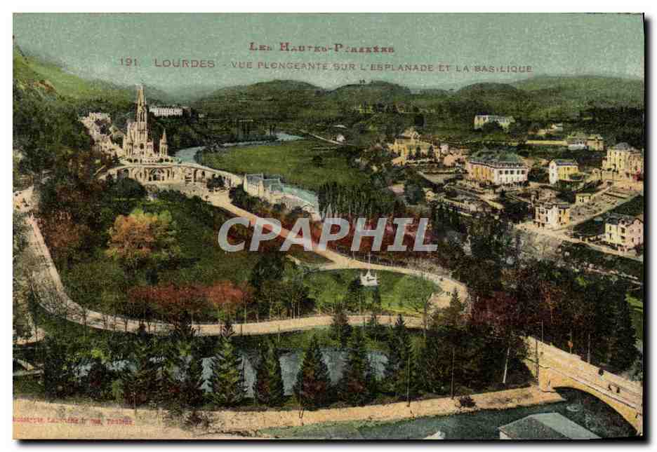 CPA Lourdes Vue plongeante sur l'esplanade et la basilique