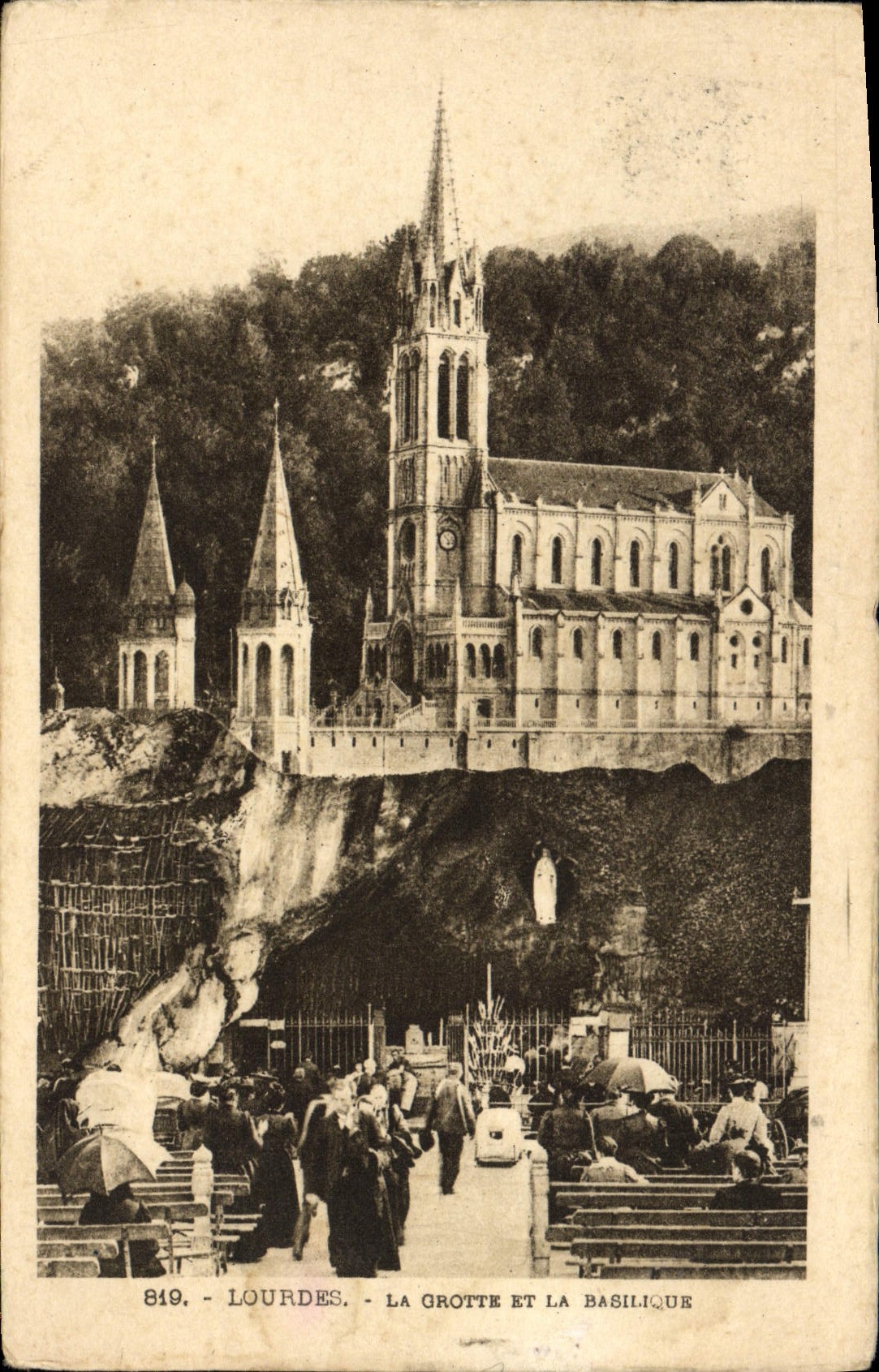 CPA Lourdes La Grotte et la Basilique 