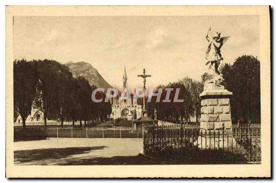 CPA Lourdes St Michel la Croix des Bretons et la Basilique