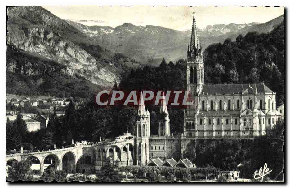 CPA Lourdes Vue plongeante sur la basilique et la vallee du Gave 