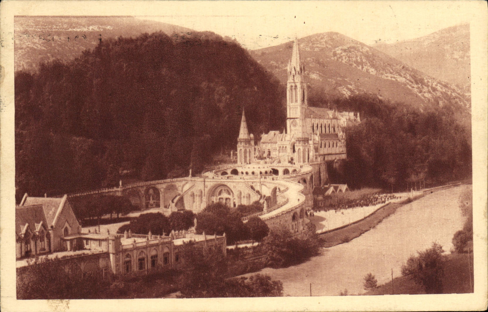 CPA Lourdes La basilique