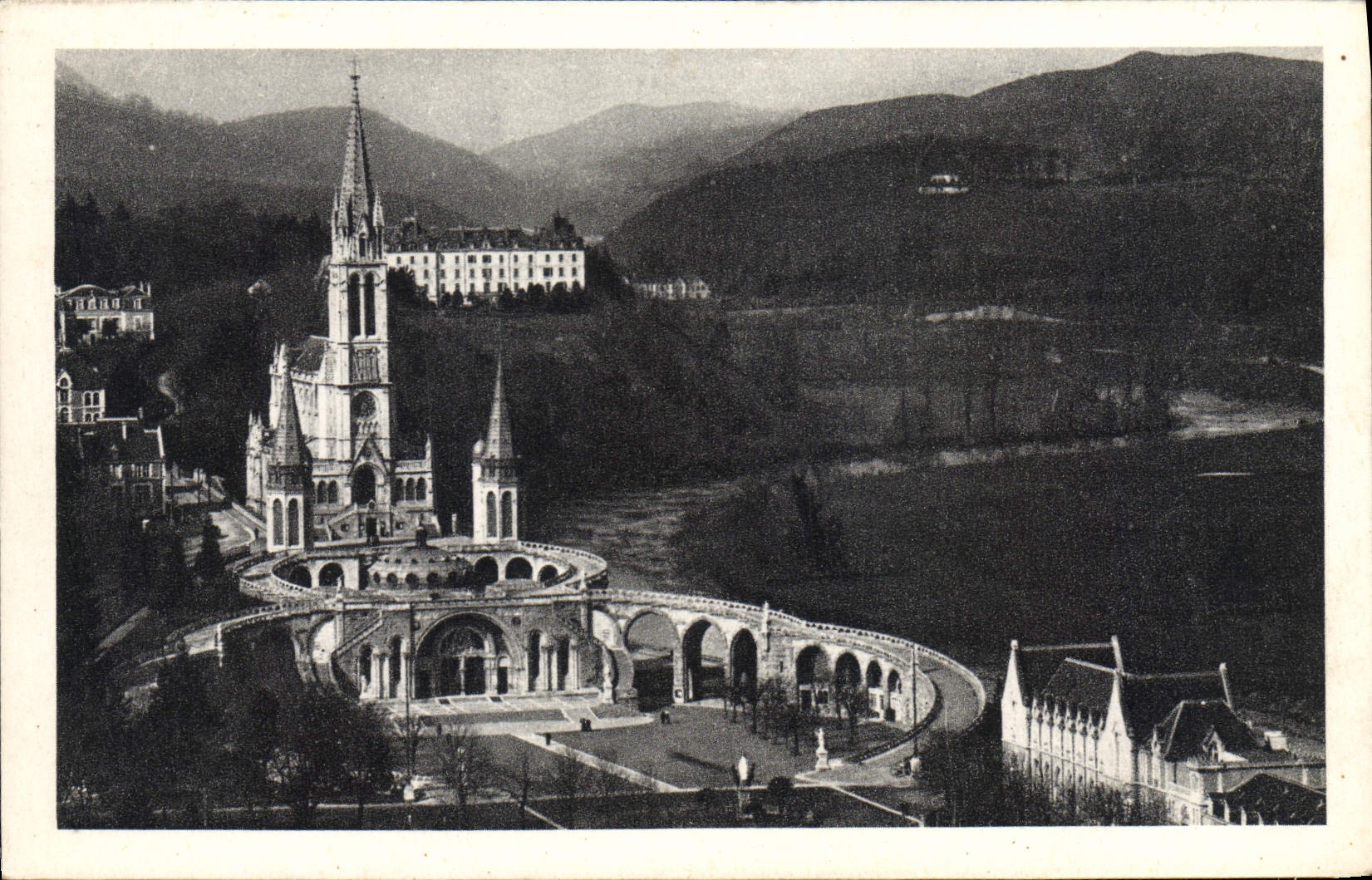 CPA Lourdes La Basilique vue du Chateau Fort