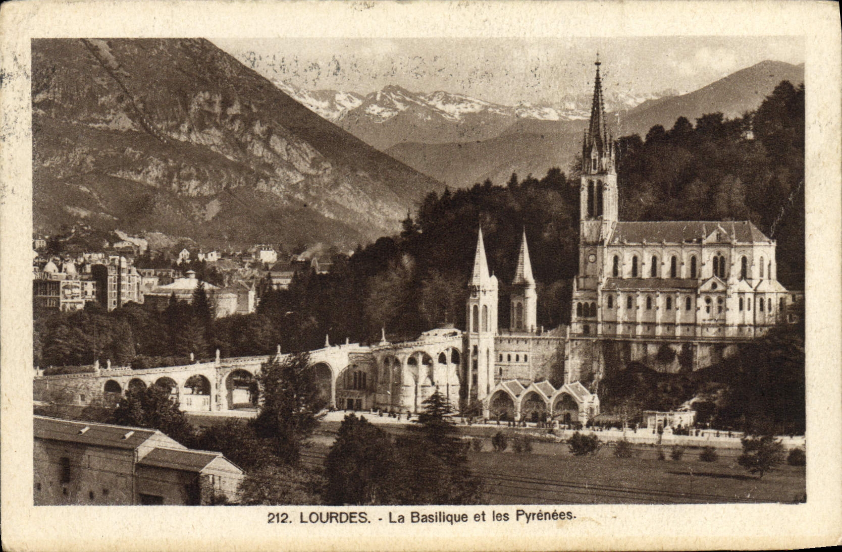 CPA Lourdes La Basilique et les Pyrenees 