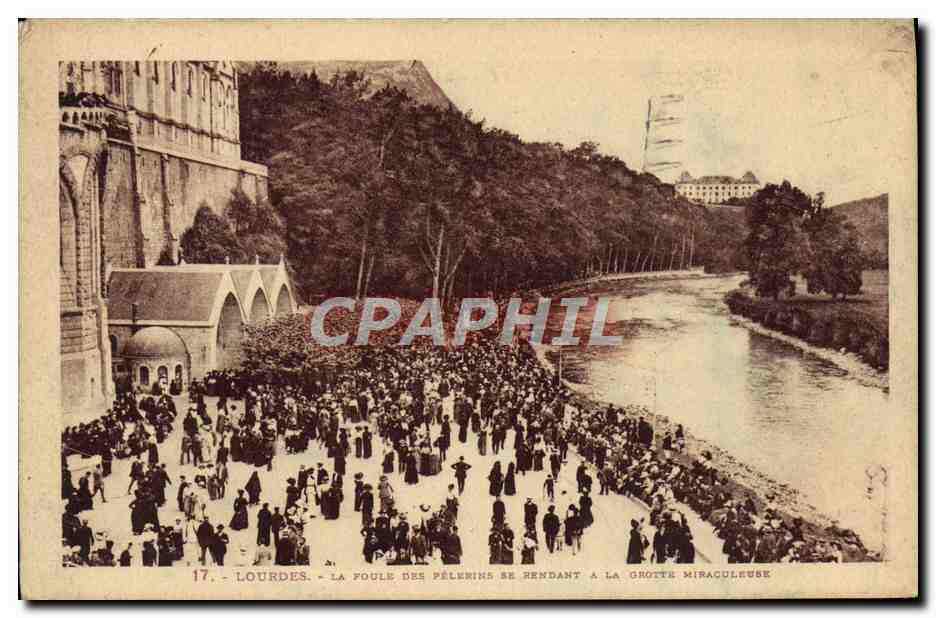 CPA Lourdes La foule des pelerins se rendant a la grotte miraculeuse 