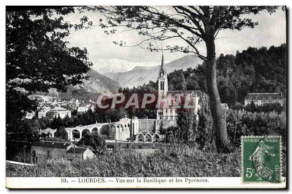 CPA Lourdes Vue sur la Basilique et les Pyrenees 
