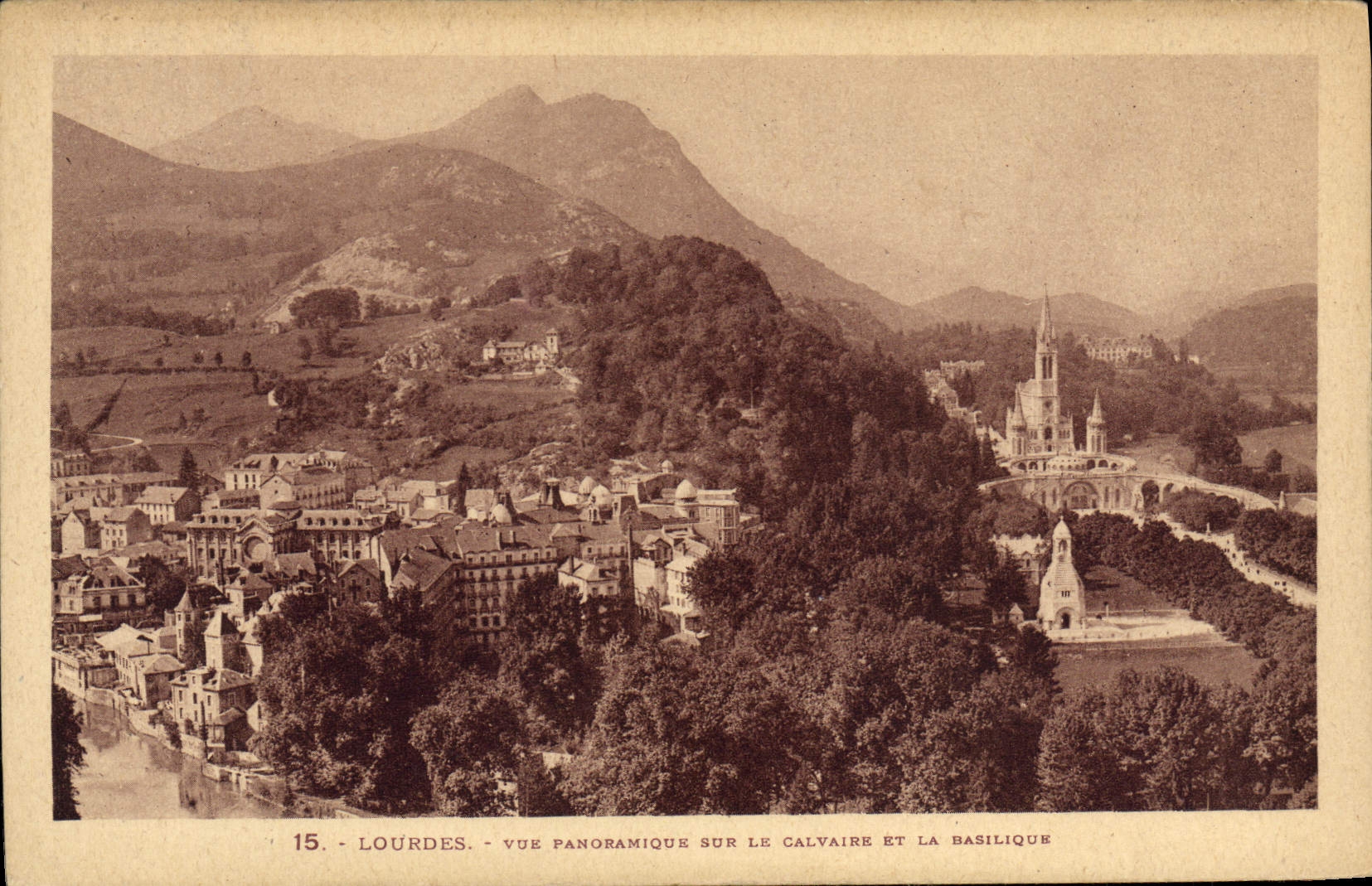 CPA Lourdes Vue Panoramique sur la Calvire et la Basilique 