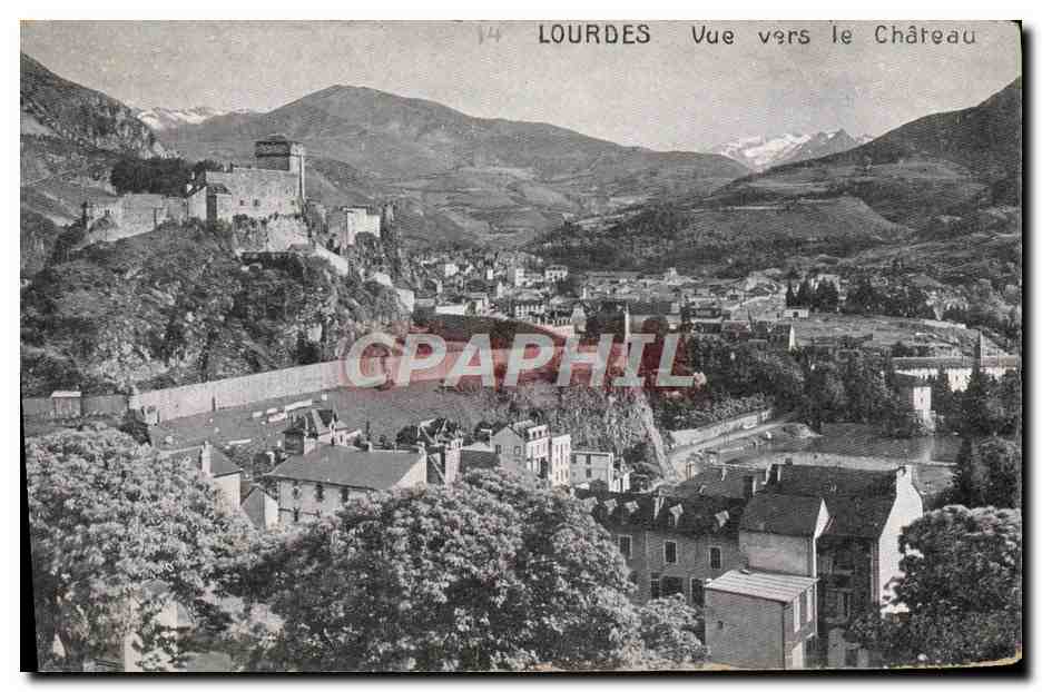 CPA Lourdes Vue vers le Chateau 