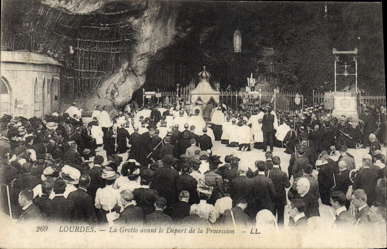 CPA Lourdes La Grotte avant le Depart de la Procession